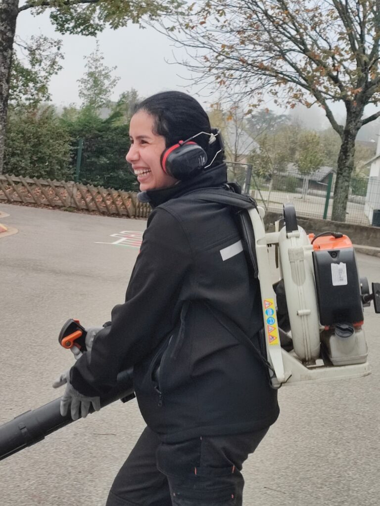 🌿 Session de formation en soufflage de feuilles pour nos salarié.es en insertion ! 🍃